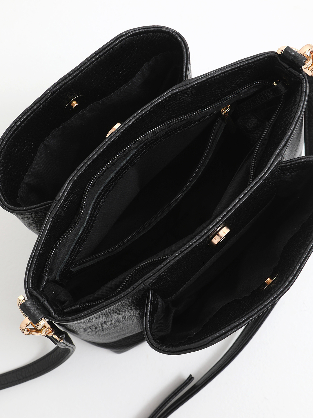 Базовая сумка через плечо с фурнитурой в виде головы льва от FOLLE из натуральной кожи черного цвета