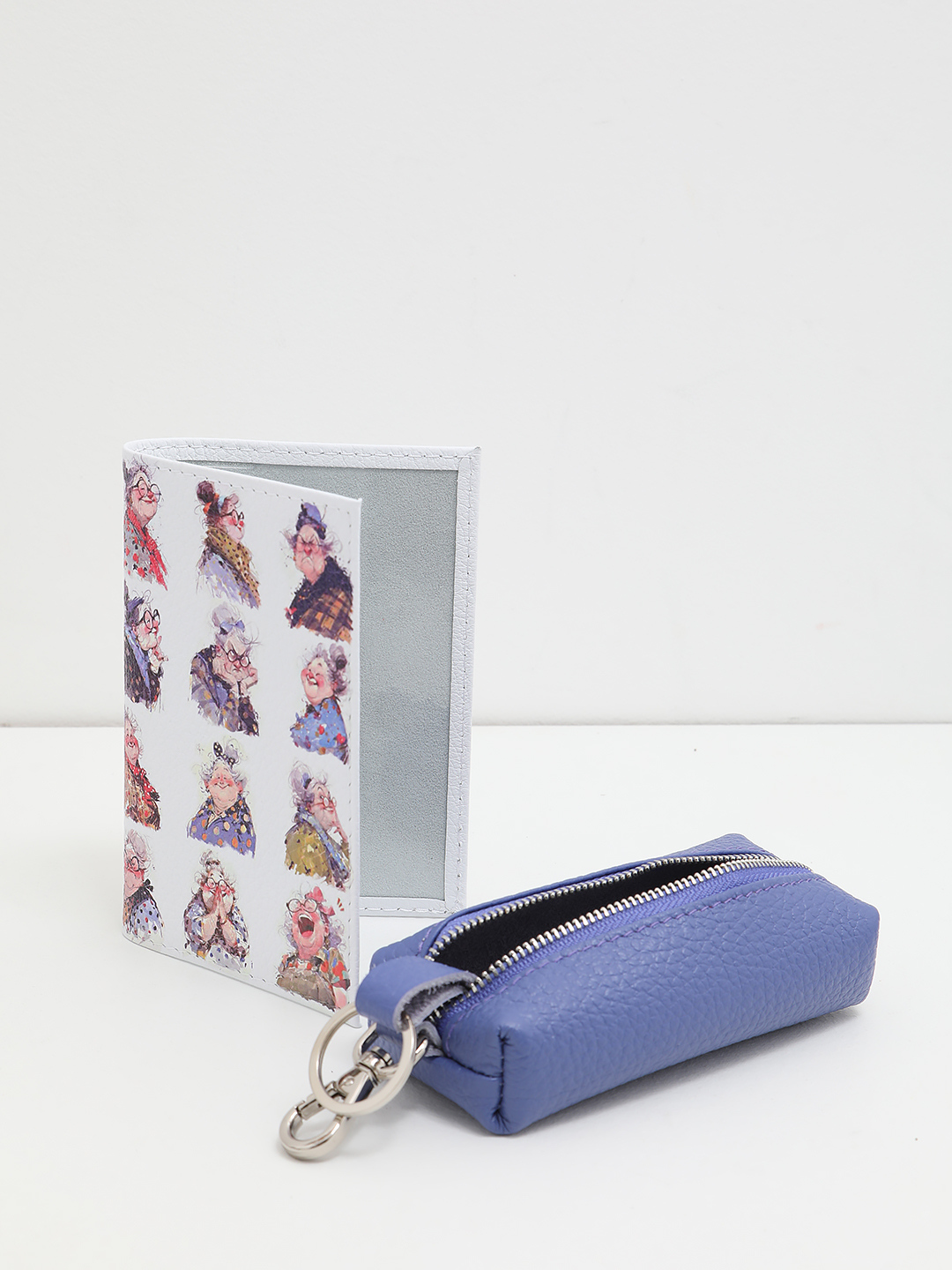 Набор от Alessandro Beato из ключницы синего цвета и обложки для документов с ярким принтом