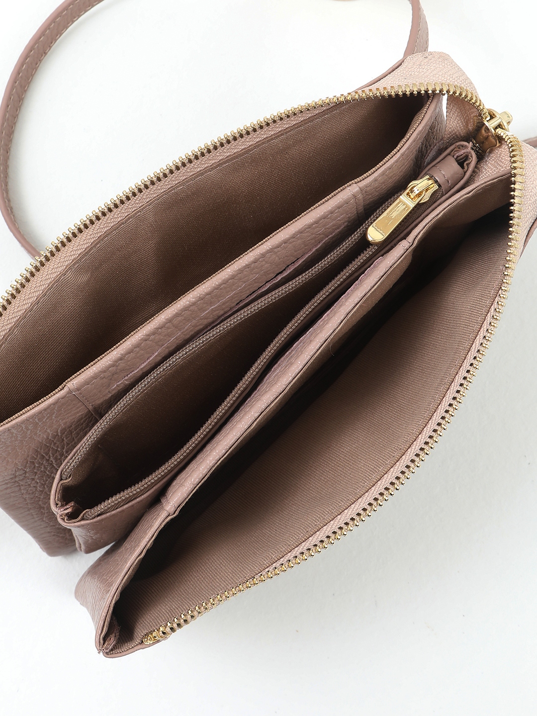 Поясная сумка с цветочным тиснением от FOLLE в пудровом оттенке