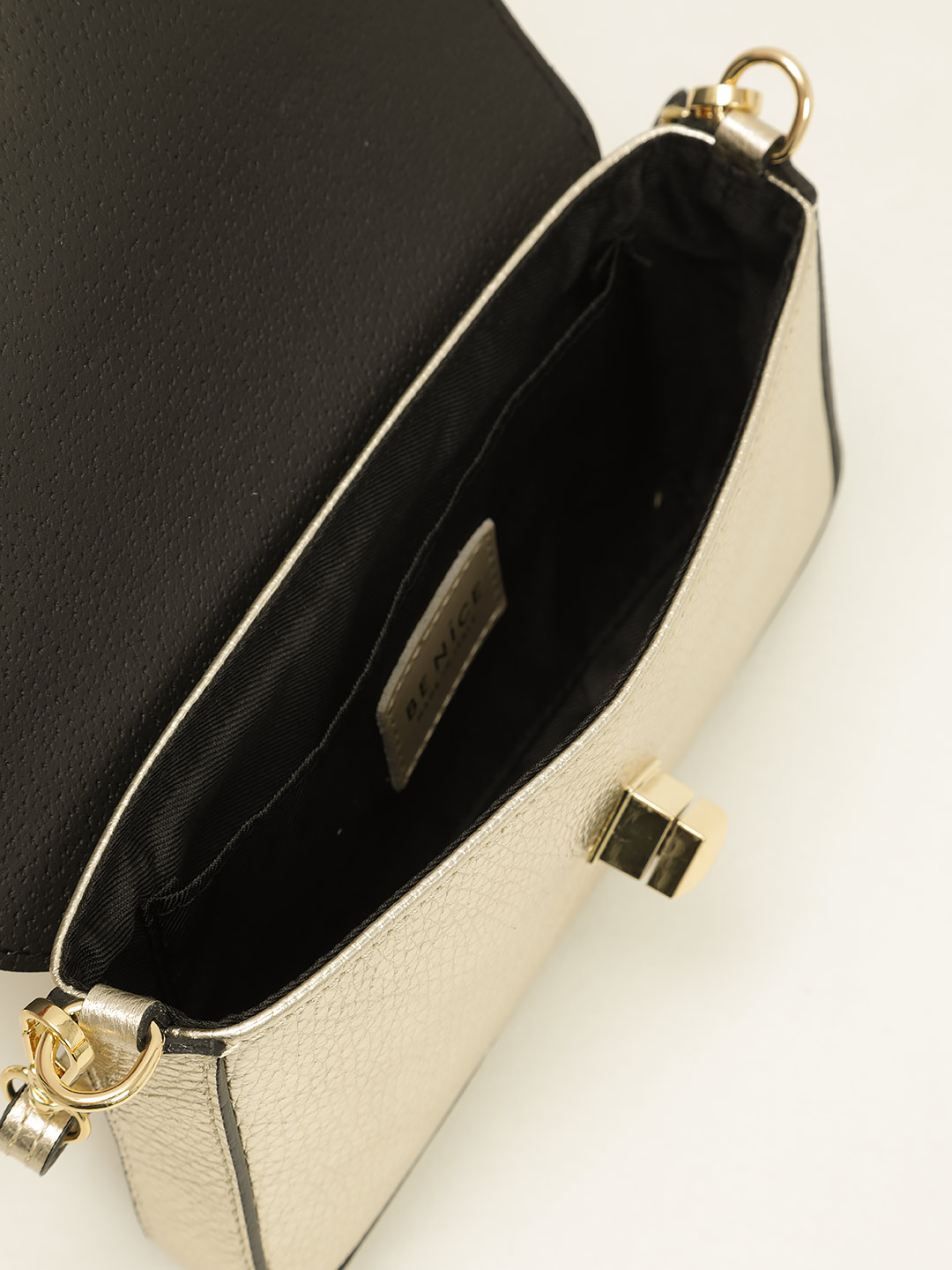 Клатч из натуральной кожи платинового цвета с золотистой фурнитурой от BE NICE