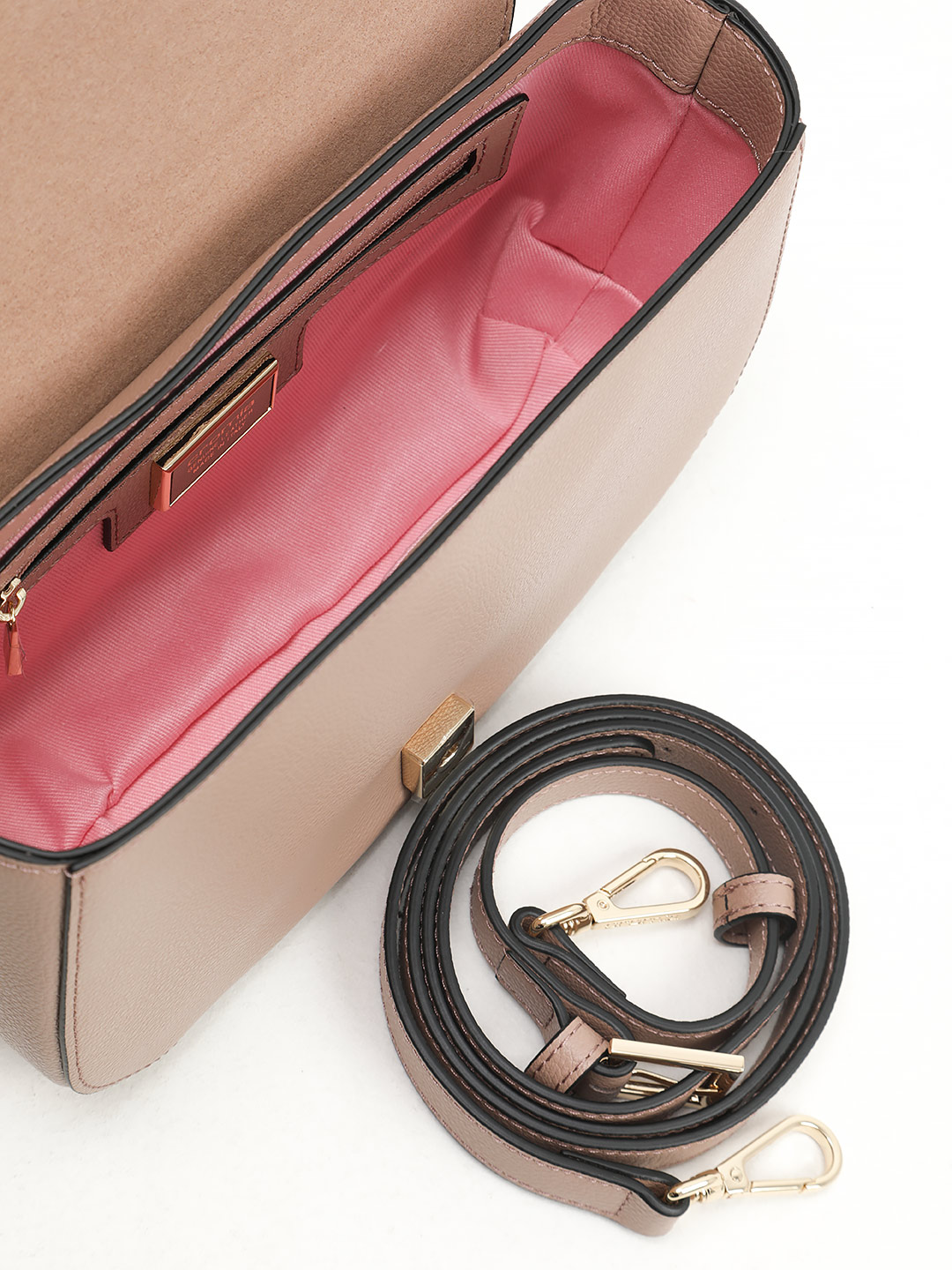 Небольшая сумка с клапаном и регулируемой ручкой от Cromia из натуральной серо-бежевой кожи
