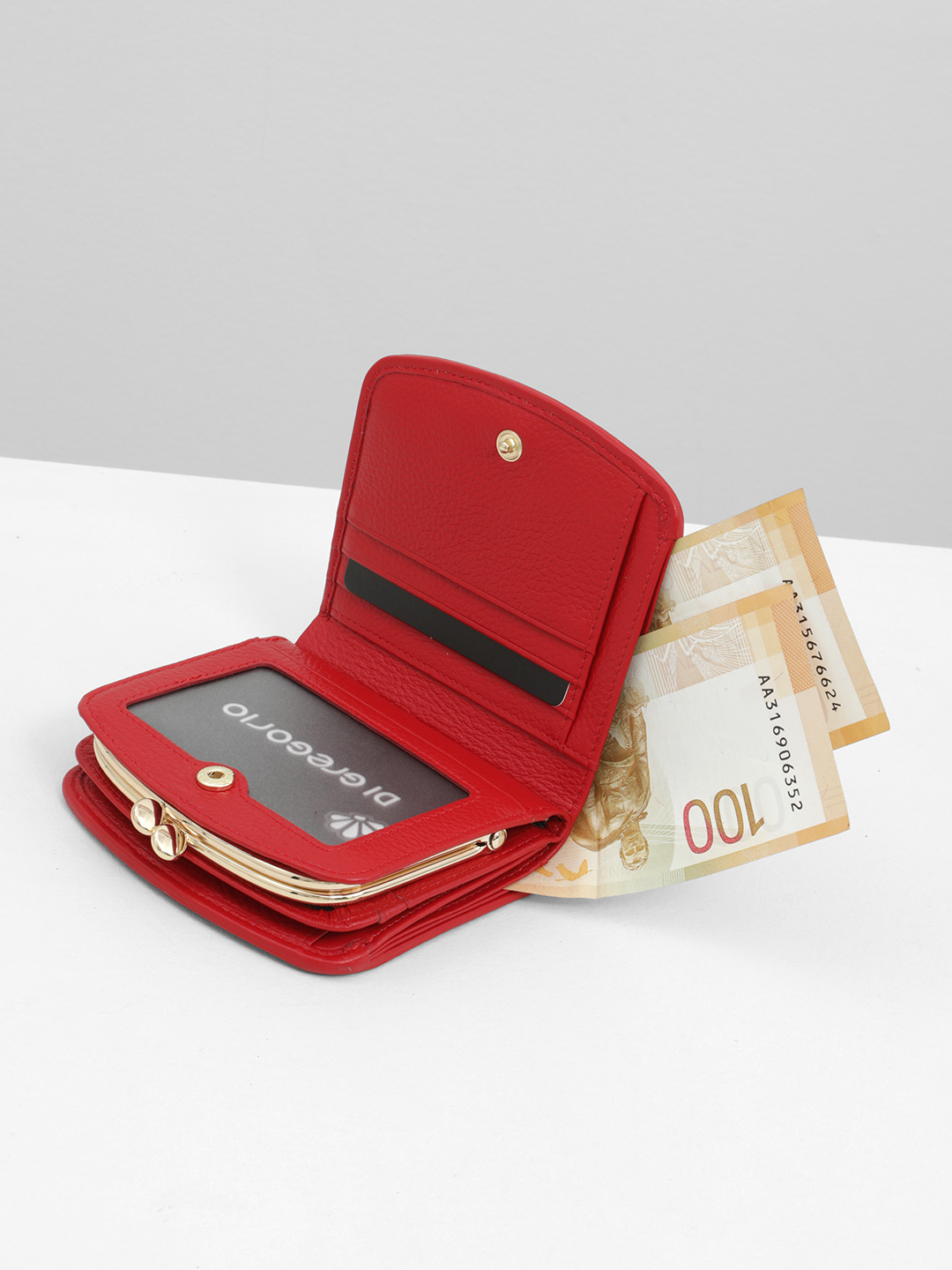 Полукруглый кошелёк среднего размера с фермуаром из лаковой кожи красного цвета от Di Gregorio