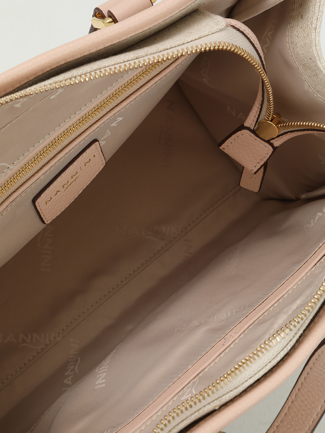 Сумка-тоут с логотипом на внешнем кармане от NANNINI из текстиля и натуральной кожи пудрового оттенка