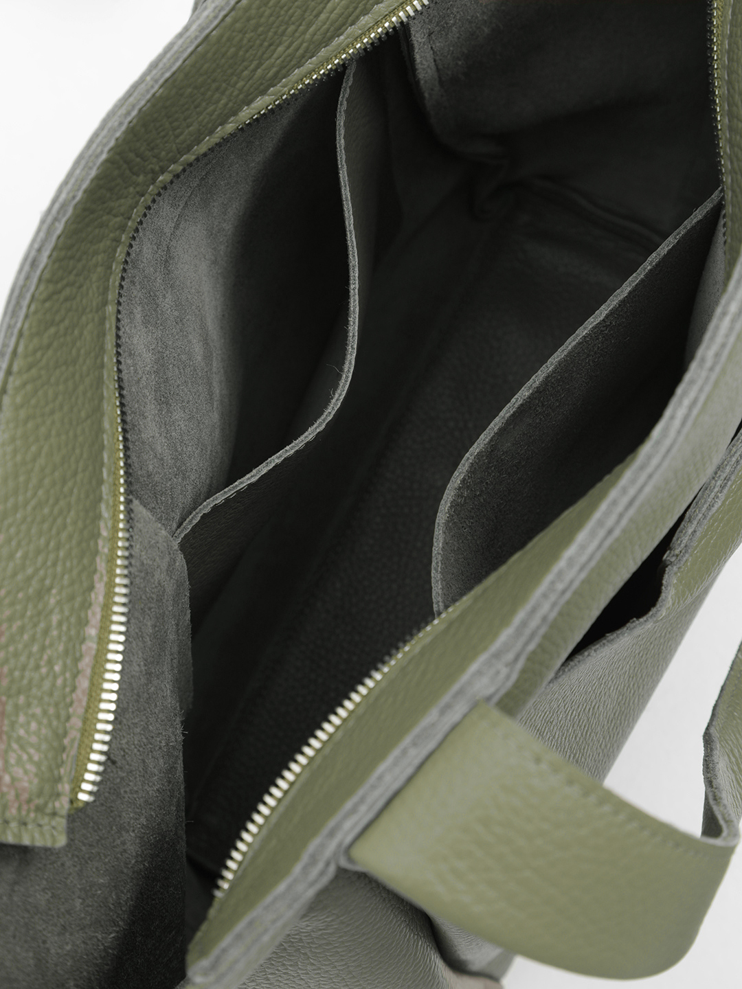 Объёмный шоппер из натуральной кожи с карманом на магните от FOLLE в зеленом цвете