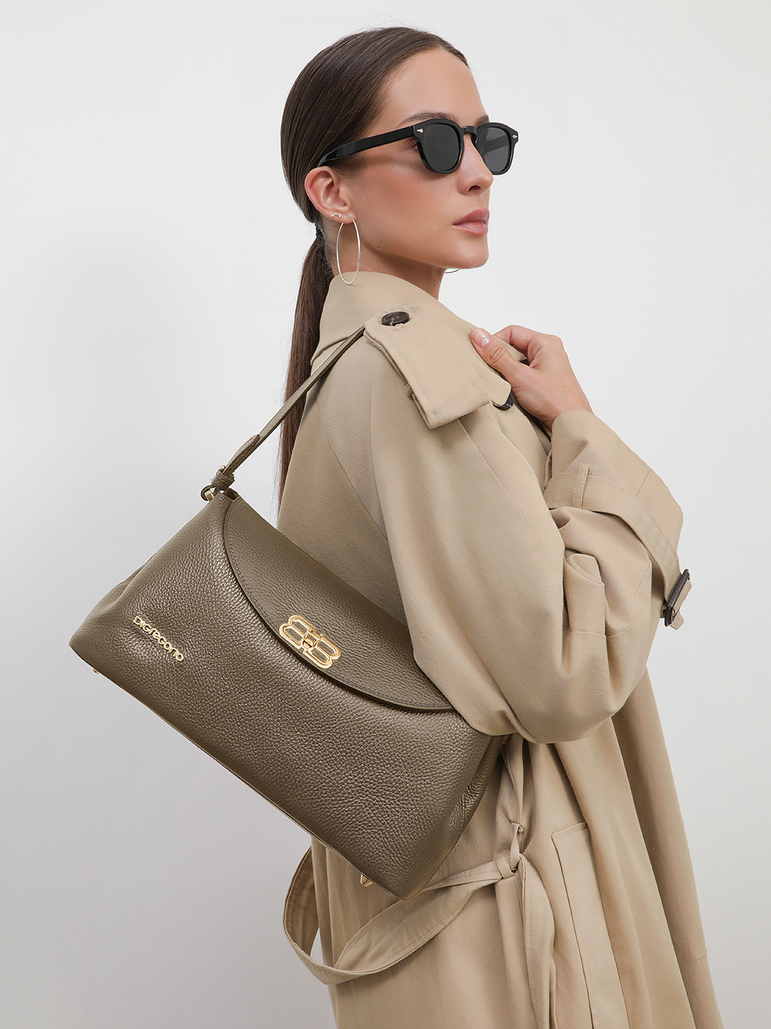 Сумка - боулер с симметричной фурнитурой от Di Gregorio в цвете тауп