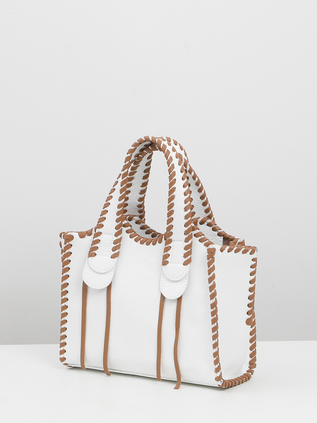 Небольшой шоппер в белом цвете с коричневой боковой строчкой от FOLLE