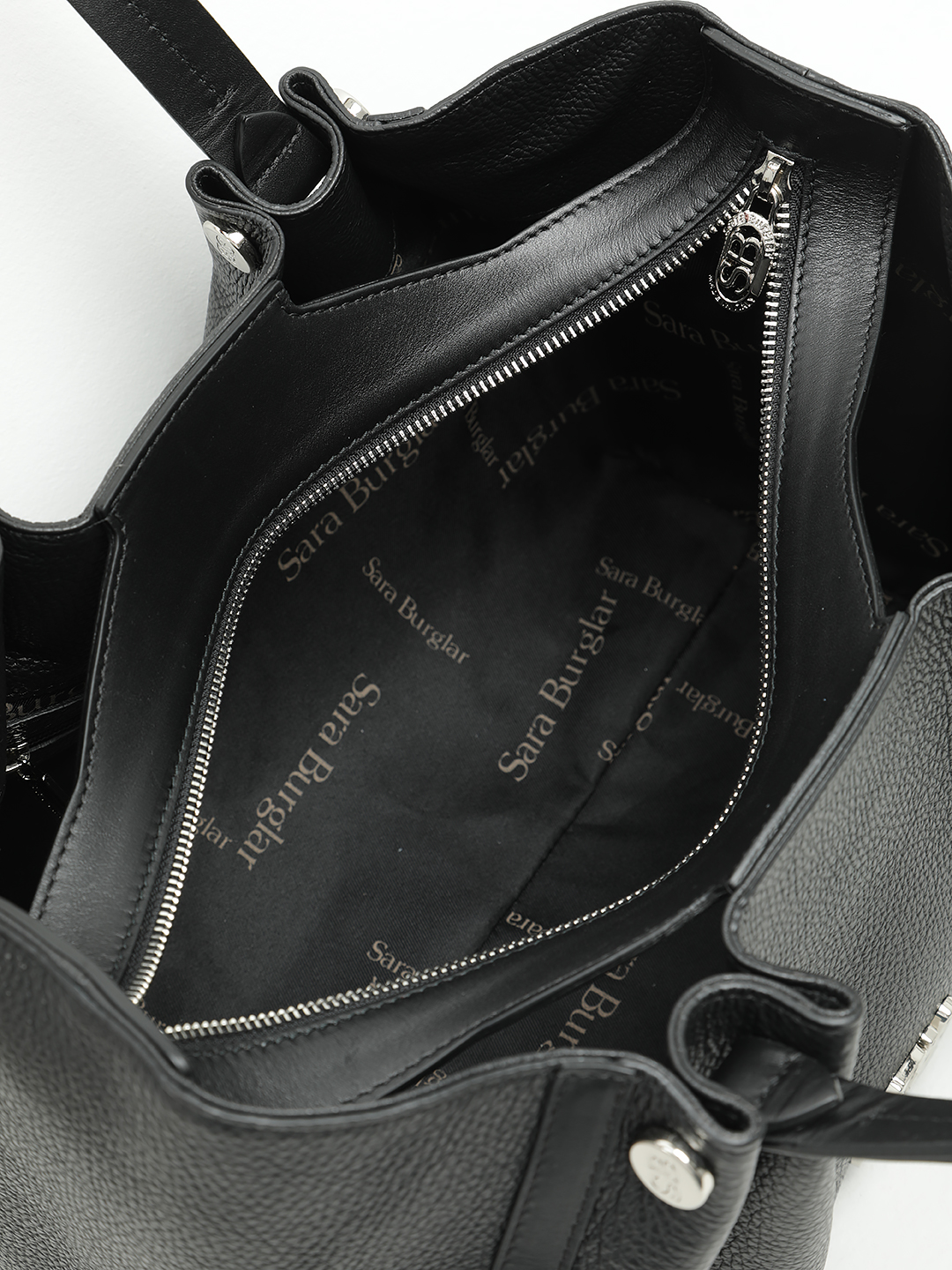Большая классическая сумка из натуральной кожи с металлическим логотипом Sara Burglar в черном цвете