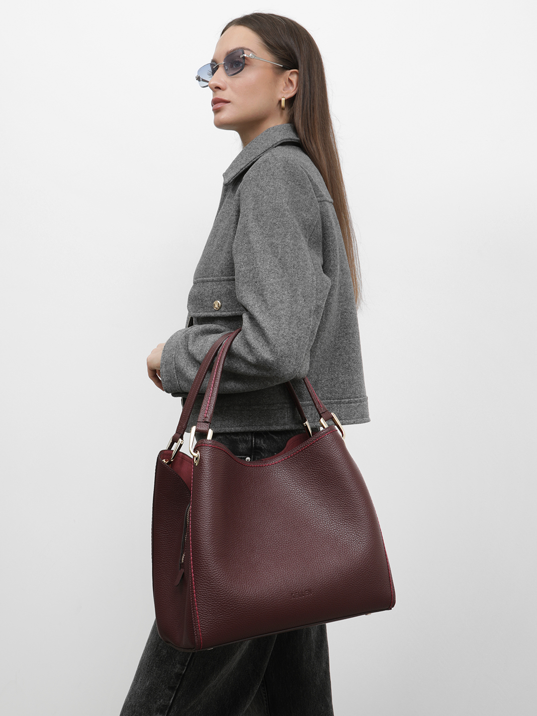 Тоут из натуральной кожи бордового цвета с золотистой фурнитурой и тиснёным логотипом KELLEN