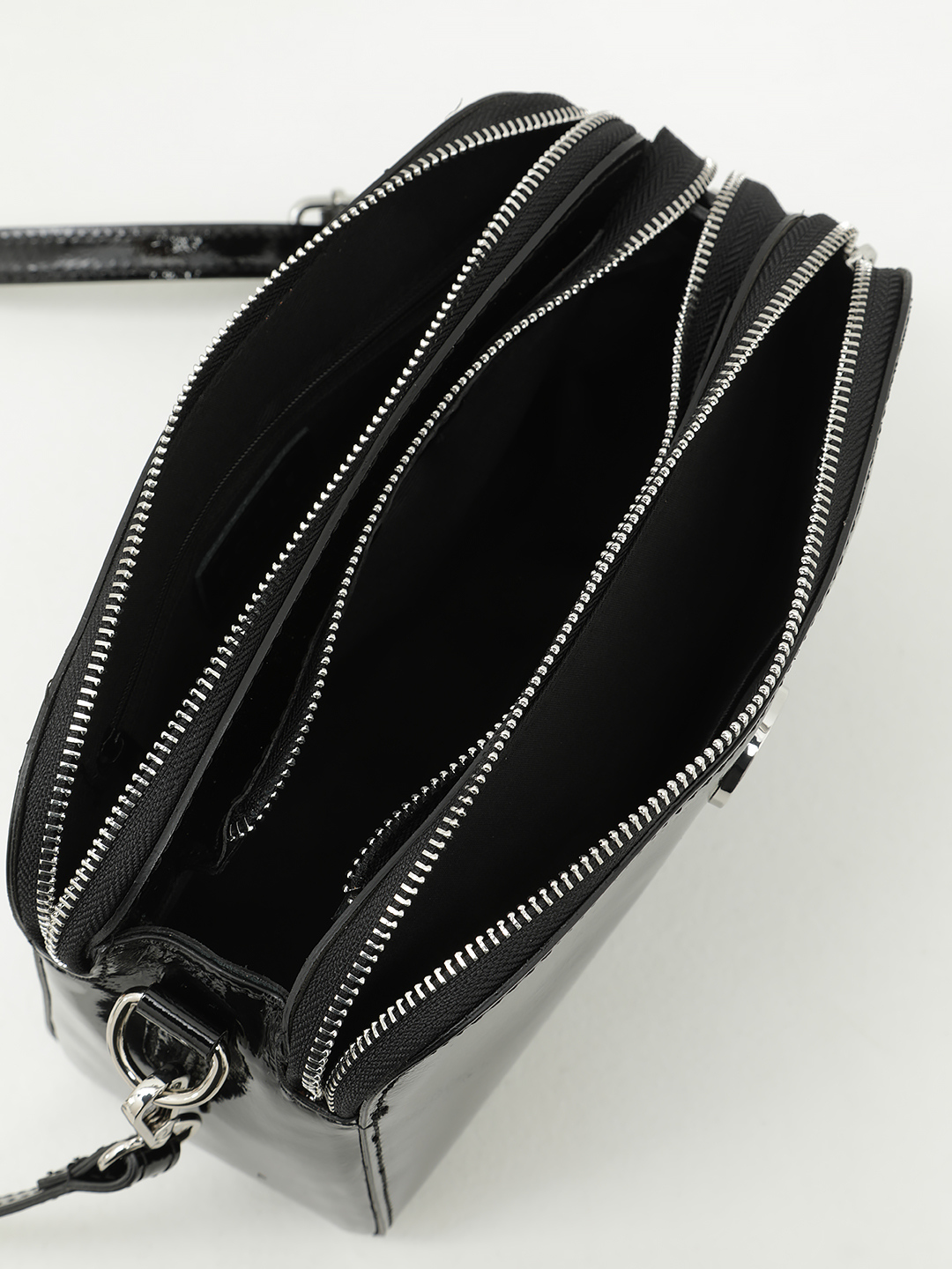 Базовая кросс-боди с тремя отделами на молнии от FOLLE в чёрной лаковой коже