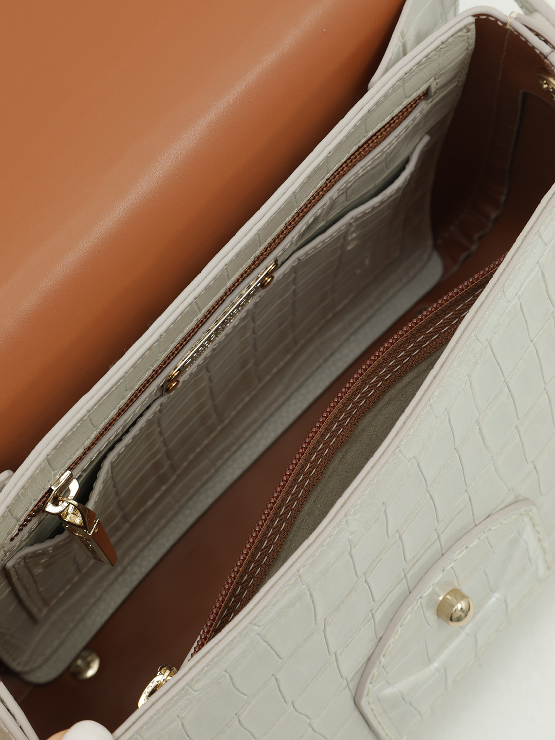 Сумка с клапаном от Gironacci из натуральной кожи под крокодила молочного оттенка