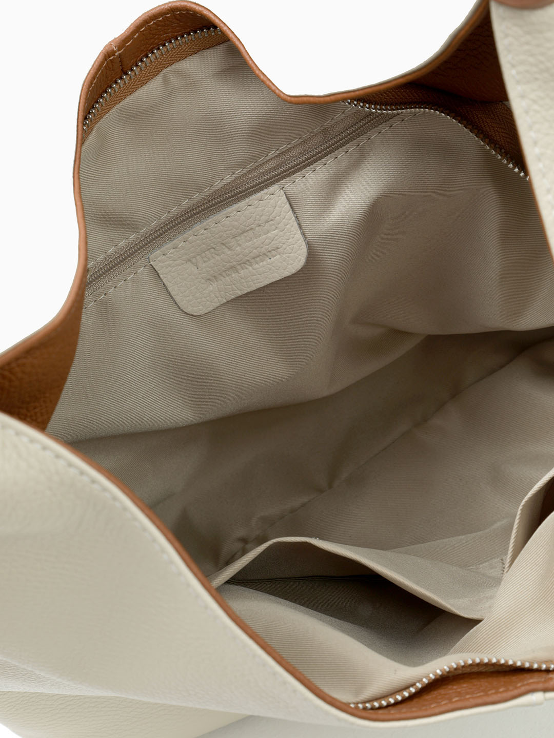 Сумка-мешок с кожаными узлами на ручках от Folle из натуральной кожи бежевого цвета с рыжей ручкой