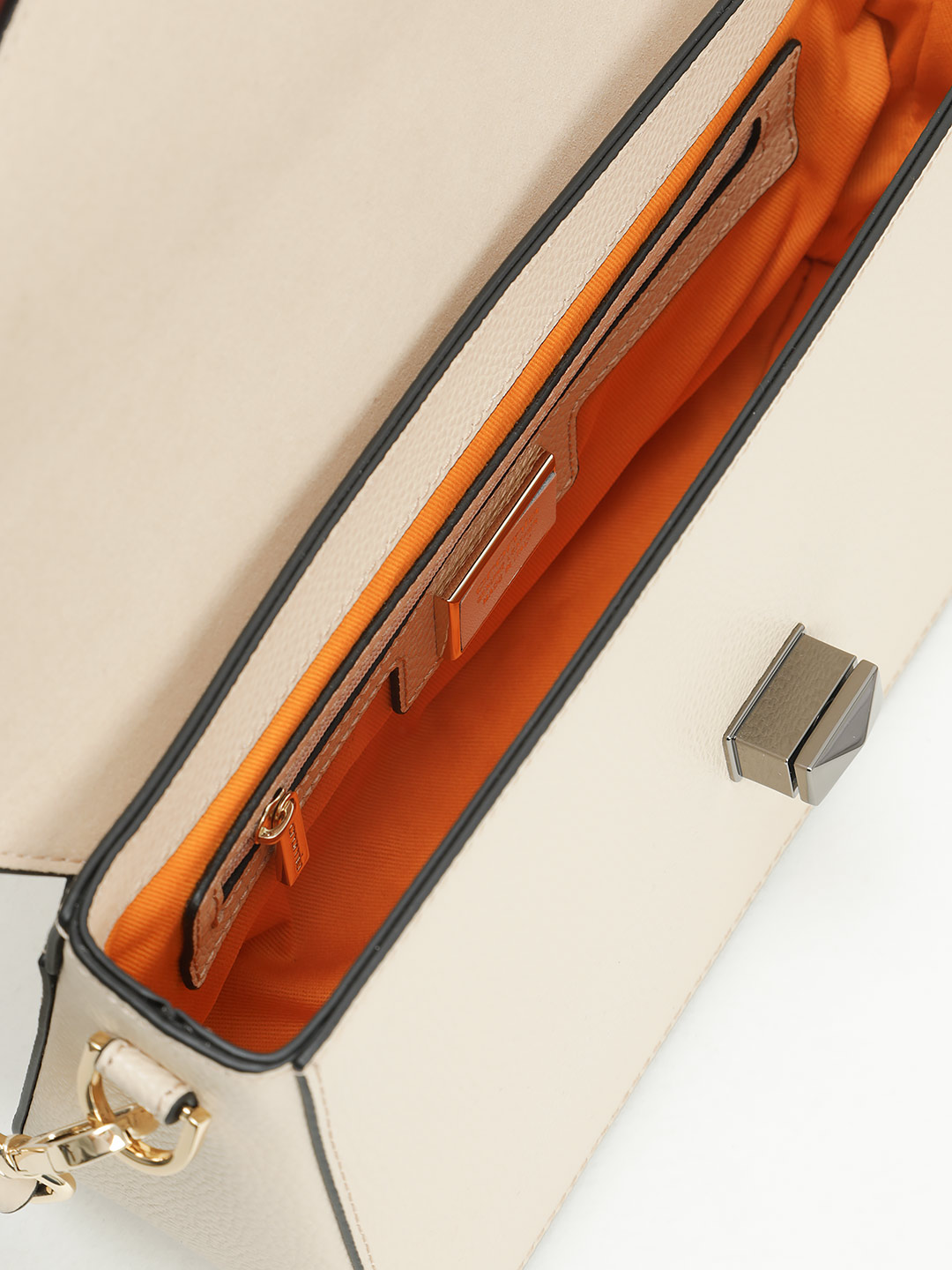 Небольшая сумка с треугольным клапаном и поворотным замком от Cromia из натуральной бежевой кожи