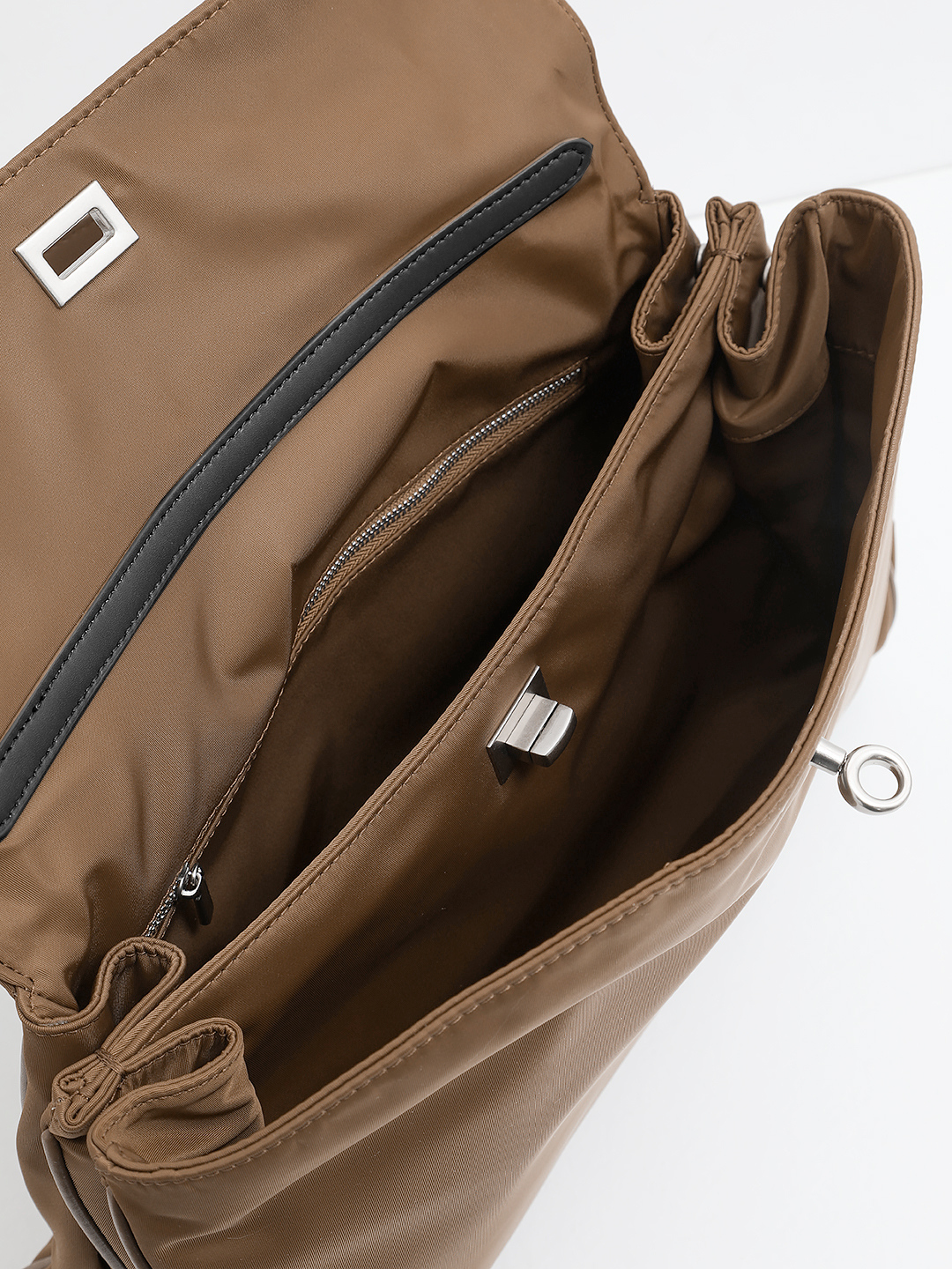 Нейлоновая сумка в размере М с фурнитурой серебристого оттенка от IVORY в оттенке кэмел