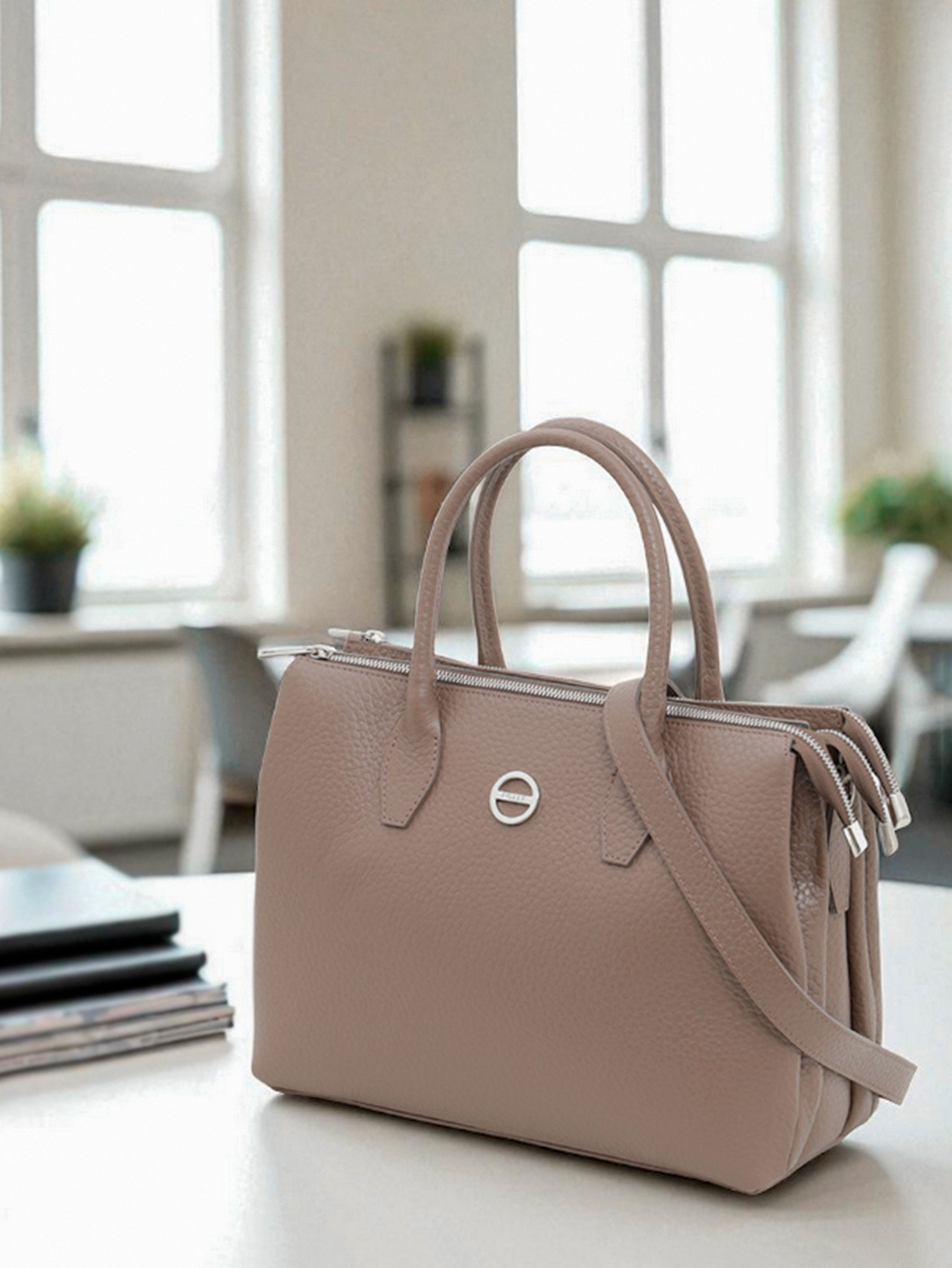 Классическая сумка с тремя отделениями от FOLLE из крупнозернистой кожи оттенка talpa