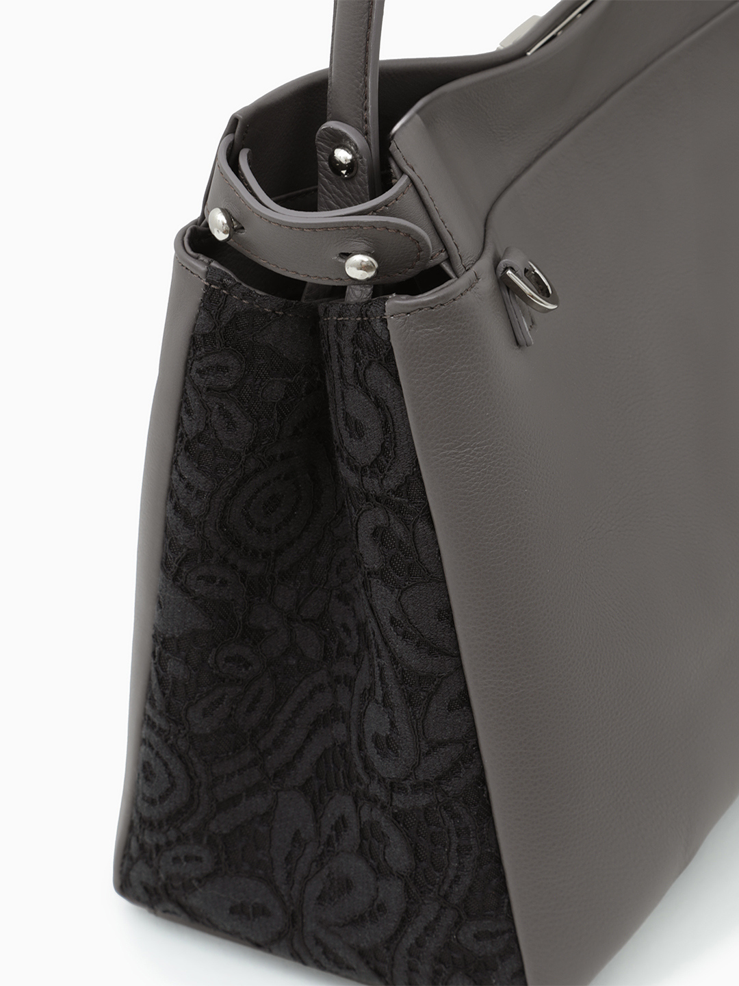 Сэтчел серого цвета с кружевной боковой отделкой и длинным ремнём от Renato Angi