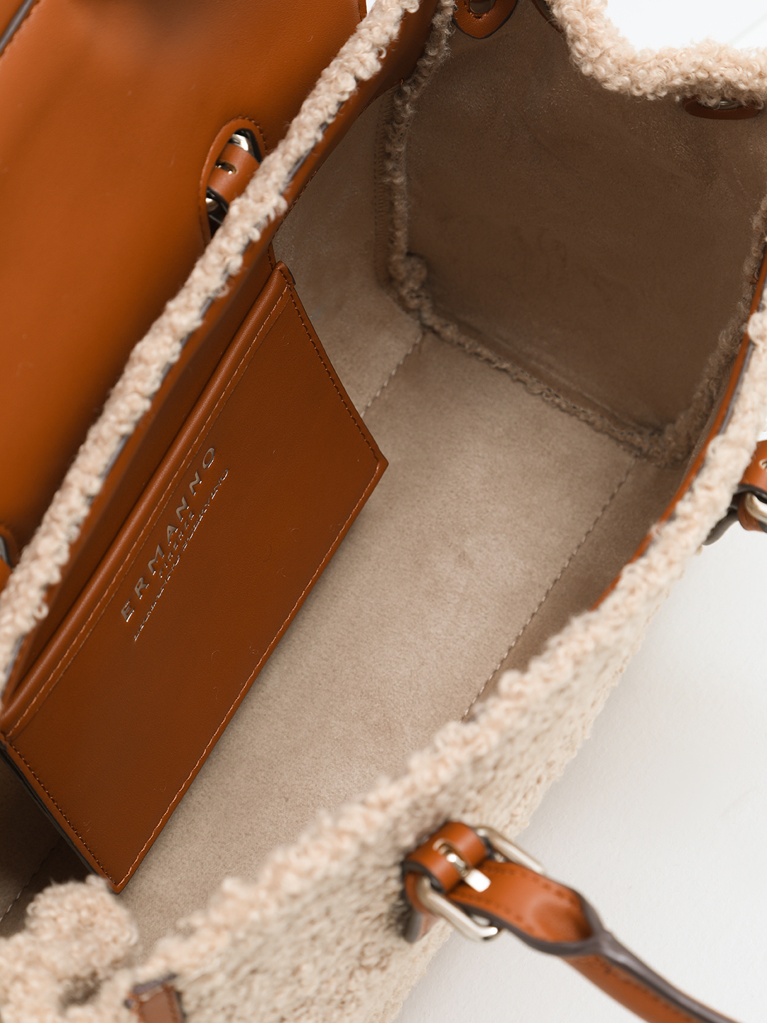 Сэтчел с брендированным ремнём и меховой отделкой от ERMANNO FIRENZE в рыжем оттенке cuoio