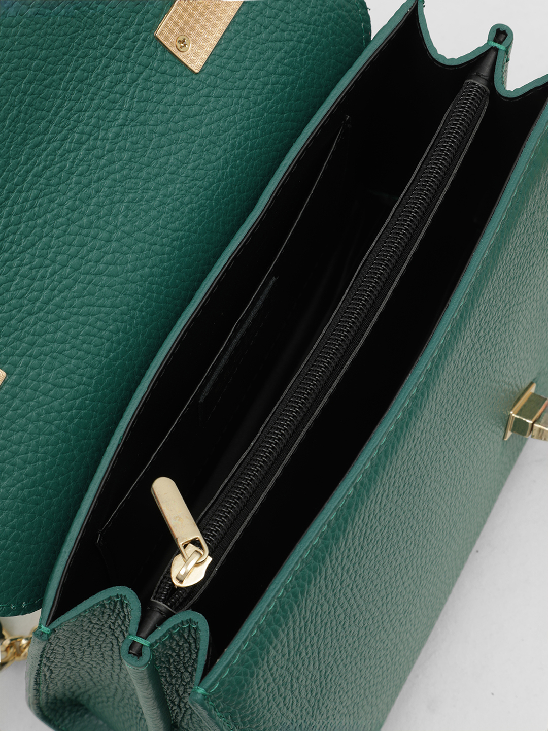 Сумка-сэтчел с треугольным клапаном от BE NICE из натуральной кожи изумрудного цвета