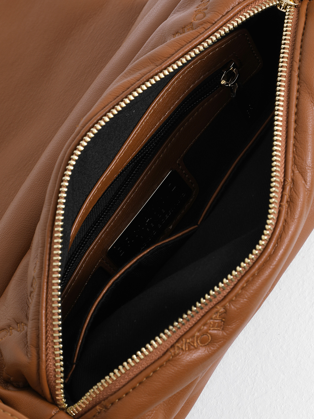 Стёганая кросс-боди на плечо с патчем с логотипом ERMANNO FIRENZE в оттенке загара tan